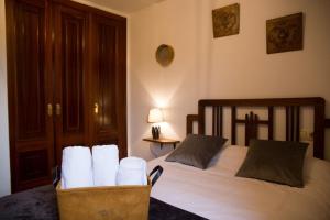 A bed or beds in a room at A CASA DA MOREIRA - Casa rural en Ponte Maceira