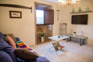 A television and/or entertainment centre at A CASA DA MOREIRA - Casa rural en Ponte Maceira
