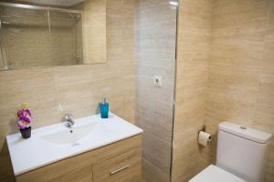 A bathroom at A CASA DA MOREIRA - Casa rural en Ponte Maceira