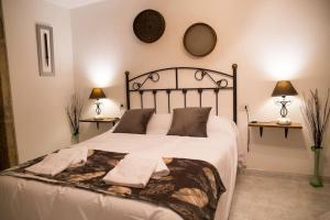 A bed or beds in a room at A CASA DA MOREIRA - Casa rural en Ponte Maceira