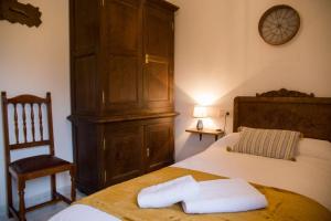 A bed or beds in a room at A CASA DA MOREIRA - Casa rural en Ponte Maceira