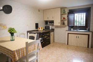 A kitchen or kitchenette at A CASA DA MOREIRA - Casa rural en Ponte Maceira