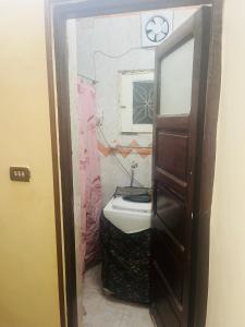 La salle de bains est pourvue d'un lavabo blanc et d'un miroir. dans l'établissement Napata Guest House, à Assouan