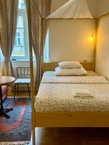 プラハにあるアパートメンツ エマのベッドルーム(天蓋付きベッド1台付)