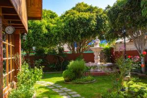 a garden with a fountain in the middle of a yard at Casa Emiluz in La Serena