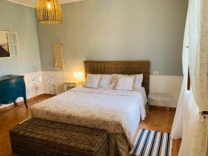 sypialnia z łóżkiem, stołem i lampką w obiekcie Podere Gradisca w mieście Alberese