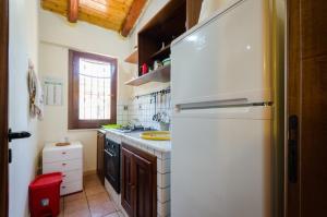 Villa Nina في أرينيلا: مطبخ مع ثلاجة بيضاء في الغرفة