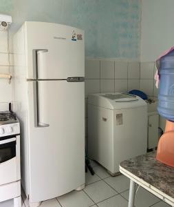 cocina con nevera y cubo de basura en Apto confortável próximo a praia, en Balneário Camboriú