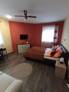Posteľ alebo postele v izbe v ubytovaní Borostyán Apartmanház