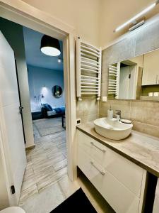 a bathroom with a sink and a toilet in a room at Super FORUM 2 Metro Fast WiFi Netflix, HBO, AppleTV in Warsaw