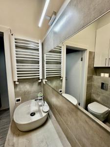 a bathroom with a sink and a toilet at Super FORUM 2 Metro Fast WiFi Netflix, HBO, AppleTV in Warsaw +53 photos