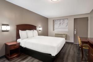 Red Carpet inn Edison客房内的一张或多张床位