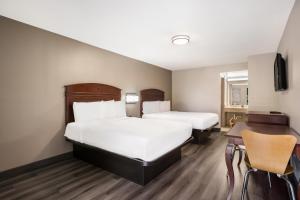 Red Carpet inn Edison客房内的一张或多张床位