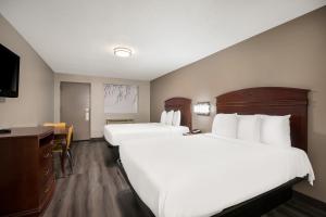 Red Carpet inn Edison客房内的一张或多张床位