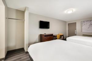Red Carpet inn Edison客房内的一张或多张床位
