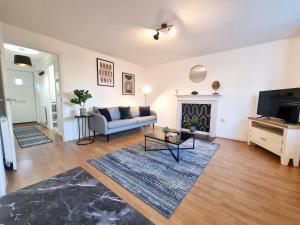 - un salon avec un canapé et une cheminée dans l'établissement Stylish 3 Bedrooms & 2 Bathrooms House, Free Parking!, à Cambridge