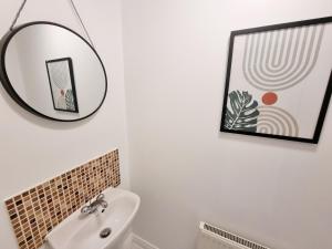 a bathroom with a mirror and a sink at Stylish 3 Bedrooms & 2 Bathrooms House, Free Parking! in Cambridge