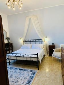 sypialnia z łóżkiem i żyrandolem w obiekcie Podere Gradisca w mieście Alberese