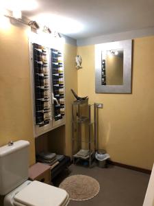 bagno con servizi igienici bianchi e specchio di B&B Borgo a Ventimiglia