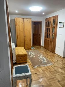 un soggiorno con pavimenti in legno e una camera con porta di Petrov konak - apartman Aleksandra 