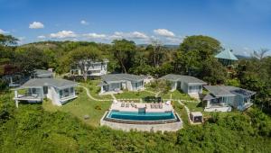 una vista aérea de una casa con piscina en Adeluna Luxury Villas en Montezuma