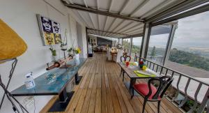 Zimmer mit einem Balkon mit Tisch und Stühlen in der Unterkunft Sestosenso Suites in Campiglia Marittima