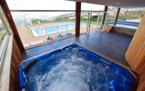 una bañera de hidromasaje en una casa con piscina en my dream en ‘Isfiyā
