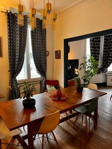 - une salle à manger avec une table et des chaises en bois dans l'établissement Appartement Signature Art Déco, à Valence