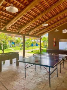 Πινγκ πονγκ στο Casa ideal em condomínio fechado a 200m da Praia Maranduba, área de lazer completa ή εκεί κοντά