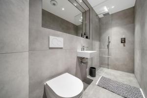 een badkamer met een toilet, een wastafel en een spiegel bij Trendy 2 bedroom 2 bathroom apartment minutes from seafront in St Leonard's Hastings in St. Leonards