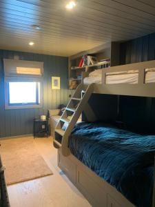 ein Etagenbett in einem Zimmer mit einem Etagenbett in der Unterkunft Appartment Norefjell ski in/ski out in Noresund