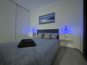 een slaapkamer met een groot bed met blauwe verlichting bij Villa Dolores in Dolores