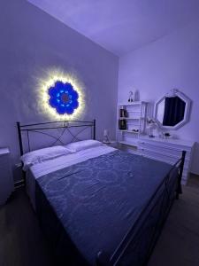 sypialnia z łóżkiem z niebieską kołdrą i lustrem w obiekcie La Petraia w mieście Magliano