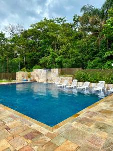 Πισίνα στο ή κοντά στο Casa ideal em condomínio fechado a 200m da Praia Maranduba, área de lazer completa