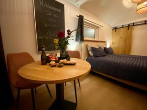 Cette petite chambre comprend une table et un lit. dans l'établissement Style Gardenhouse Zwanenburg near AMSTERDAM, HAARLEM, ZANDVOORT, à Zwanenburg