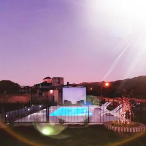 - Vistas a la piscina por la noche en WINDHAUS en Villa General Belgrano
