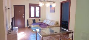 uma sala de estar com um sofá e uma mesa de vidro em Beautiful Modern Apartment second line to the beach em Lo Pagán