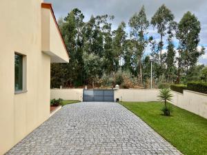 eine Auffahrt vor einem Haus in der Unterkunft Villa Florence in Mogege