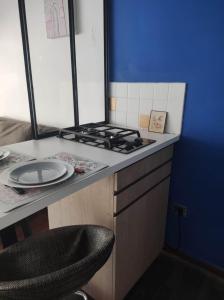 uma cozinha com um fogão e um prato num balcão em Estudio21centro em Arica