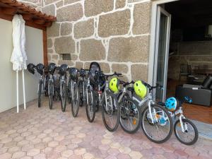 una fila di biciclette parcheggiate accanto a un muro di mattoni di 6 bedroom countryhouse with pool - Casa do Sepião a Vinhal