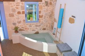Koupelna v ubytování Mouse House with Sea View and Mini Pool
