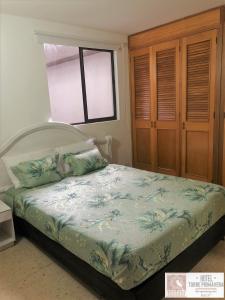 um quarto com uma cama e uma janela em Hotel Torre Primavera em Medellín