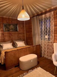 sypialnia z łóżkiem, krzesłem i lampką w obiekcie Drewniana chata nad stawem w mieście Krasiczyn