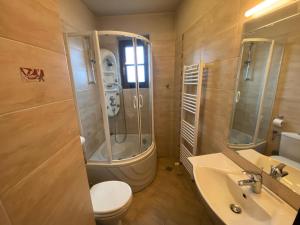 A bathroom at House Trivia Még 32 kép