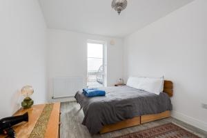 a bedroom with a bed and a window at Modern Spacious Bright 1-Bedroom Ground Floor Flat in Oxford