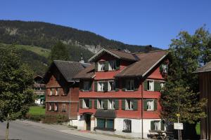 Das Gebäude in dem sich das Ferienhaus befindet