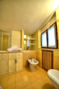 La salle de bains est pourvue de toilettes, d'un lavabo et d'une fenêtre. dans l'établissement Attic Luna Blu, à Sienne