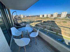 a balcony with chairs and a table and a view at Departamento Nuevo en Reñaca full equipado in Viña del Mar