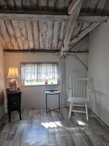 Habitación con silla, mesa y ventana en Polar Cottage House Bodø, en Nygårdsjøen