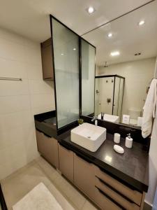 y baño con lavabo y espejo. en A Melhor Vista de Campo Grande, en Campo Grande